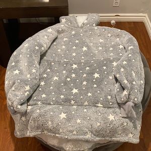 Glow in the dark star oodie Size L